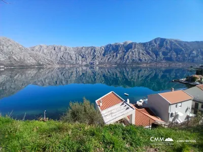 Zum Verkauf: Baugrundstück in erster Meereslinie in Stoliv, Kotor – 2.200 m²